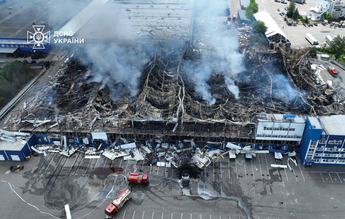 Горіли 10 тисяч квадратних метрів: на Київщині після атаки РФ …