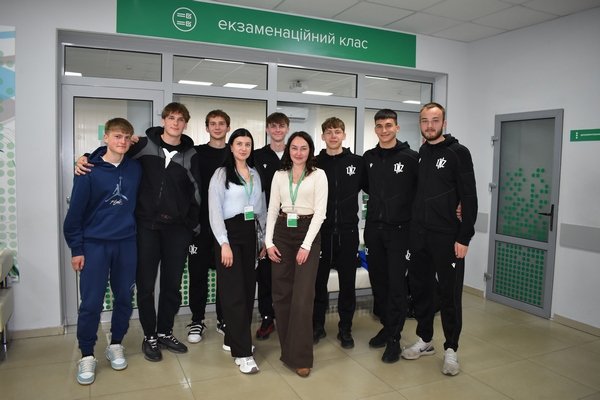 Гравці футбольного клубу ЛНЗ випробували свої сили на теоретичному іспиті …