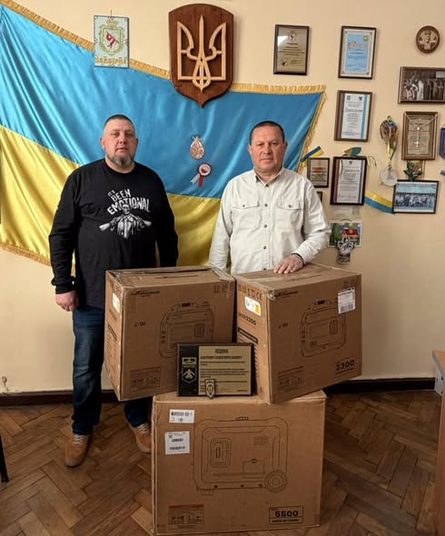 Громада Надвірної передала фронтові зарядні пристрої