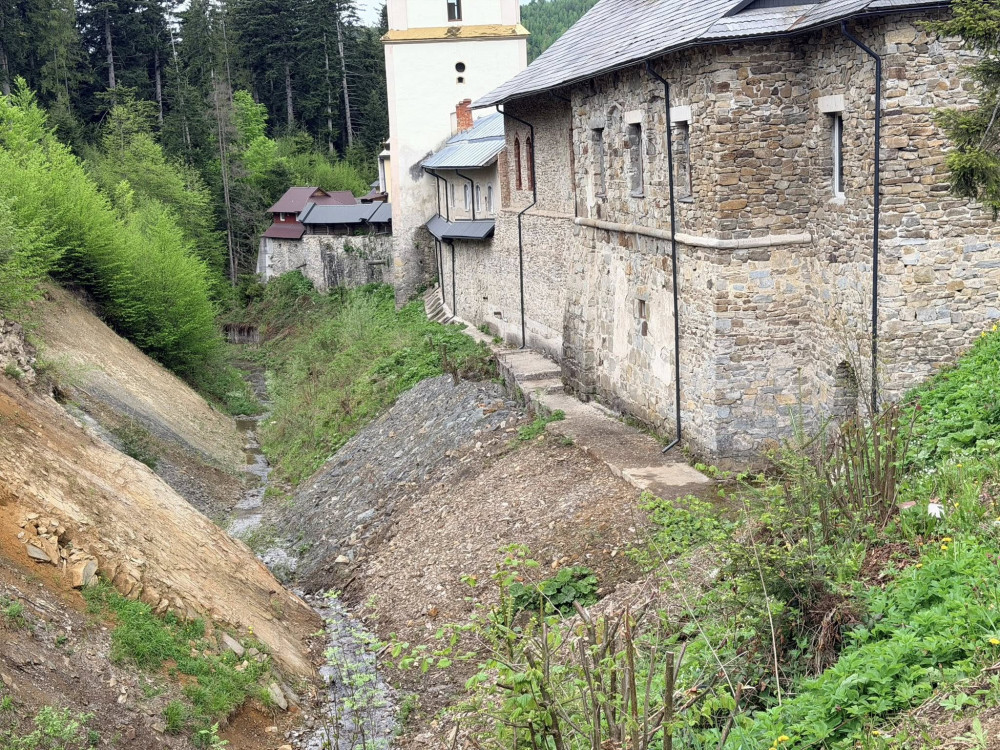 Гірський струмок розмиває стіни пам’ятки архітектури в Манявському скиті