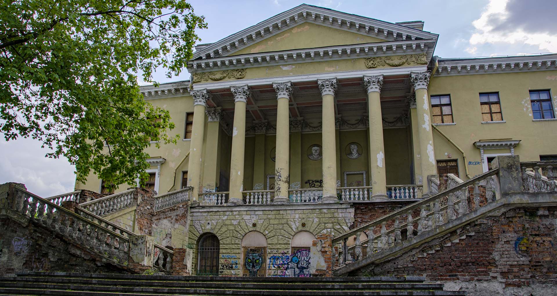 Дніпровська міськрада звернеться до Міносвіти через ситуацію з Палацом студентів …