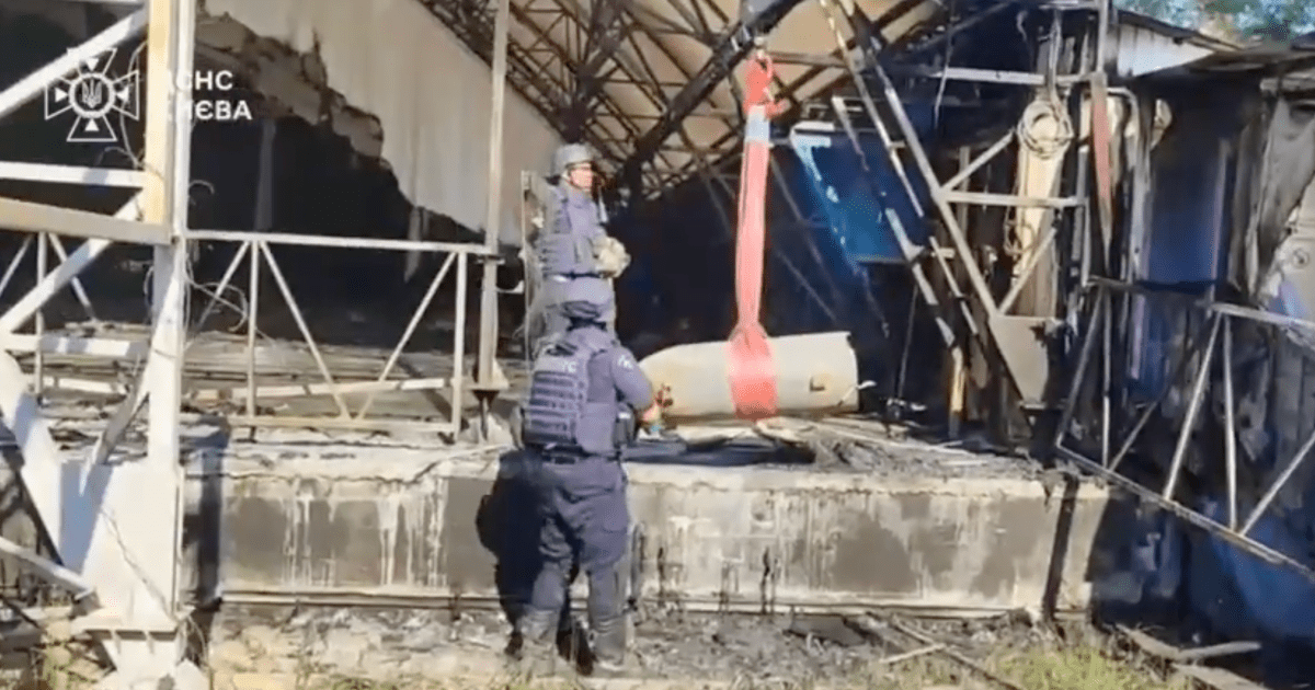 ДСНСівці вилучили нездетоновану бойову частину російської ракети на одній із …