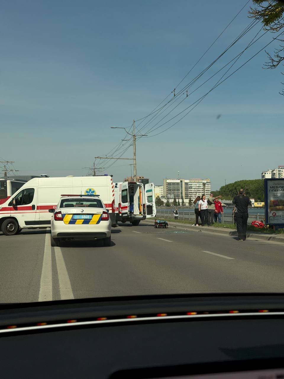 ДТП біля ставу: у Тернополі мотоцикліст зіткнувся зі "швидкою"