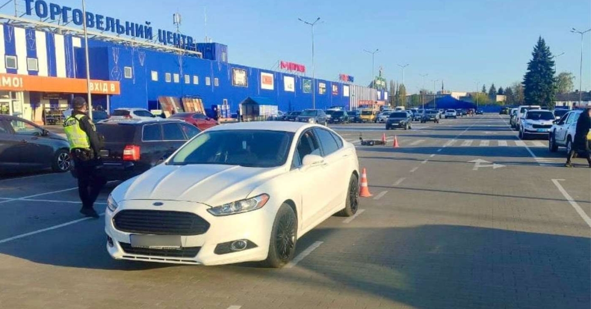 ДТП біля торговельного центру у Вінниці: 10-річного самокатника госпіталізували після …