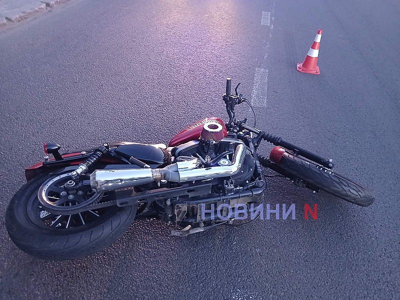 ДТП з мотоциклістом та Renault у Миколаєві: постраждалого відвезла швидка