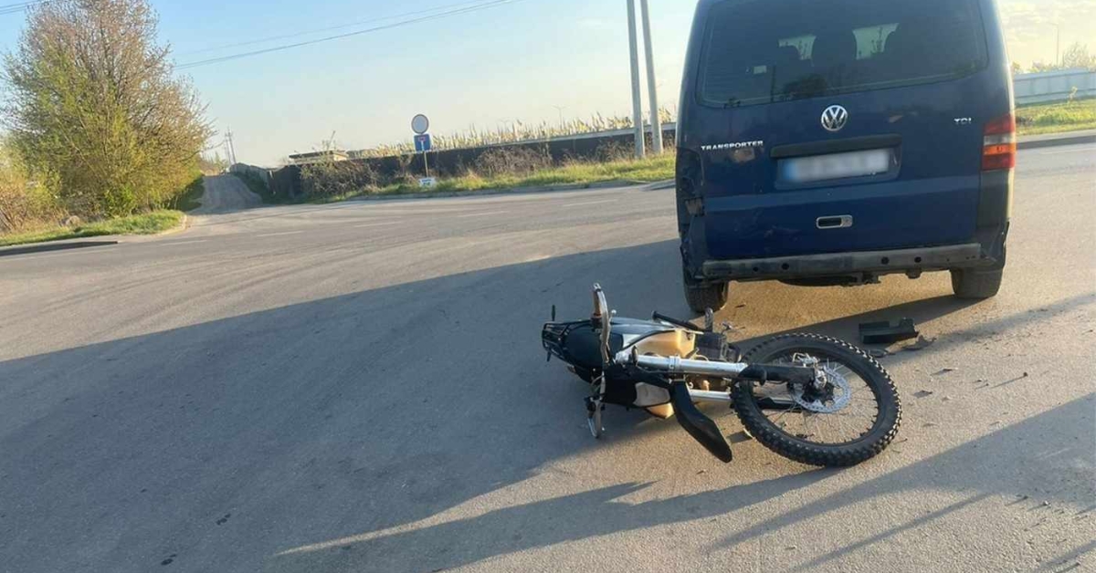 ДТП на Сабарівському шосе: 20-річна вінничанка на мотоциклі протаранила мікроавтобус