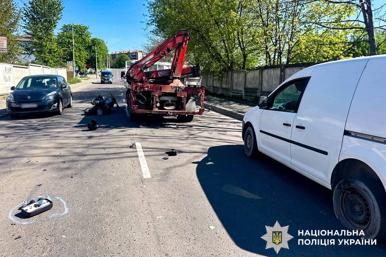 ДТП на вулиці Білій у Рівному: мотоцикліст протаранив три авто …
