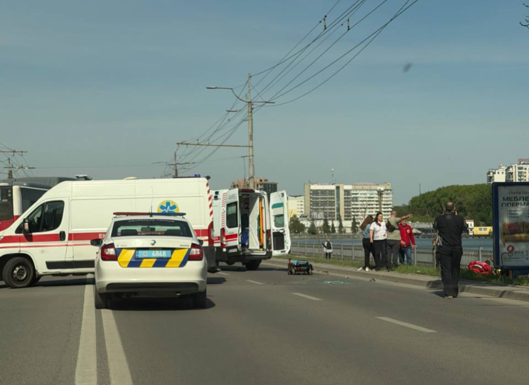 ДТП на дамбі в Тернополі: мотоцикліст врізався у автомобіль «швидкої»