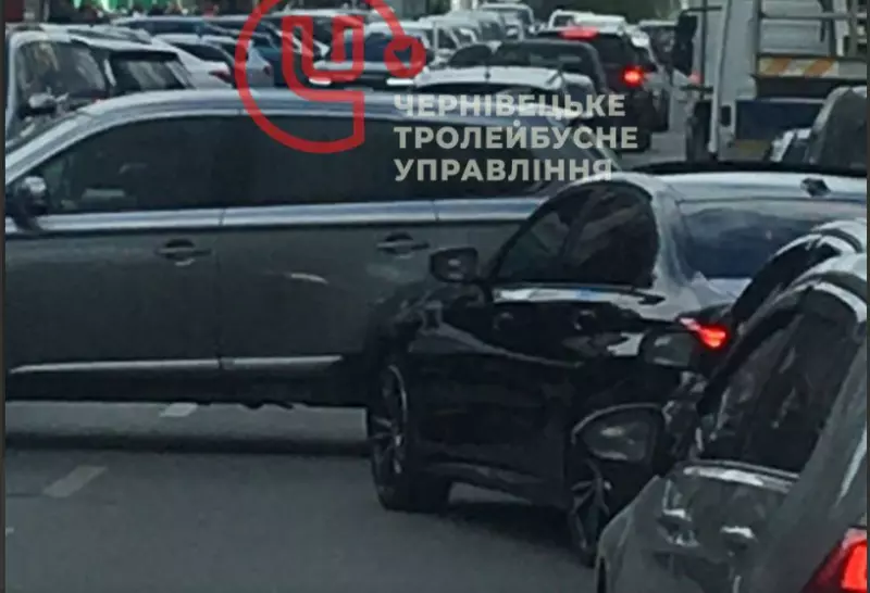 ДТП на перехресті в Чернівцях: ускладнений проїзд, утворилися затори