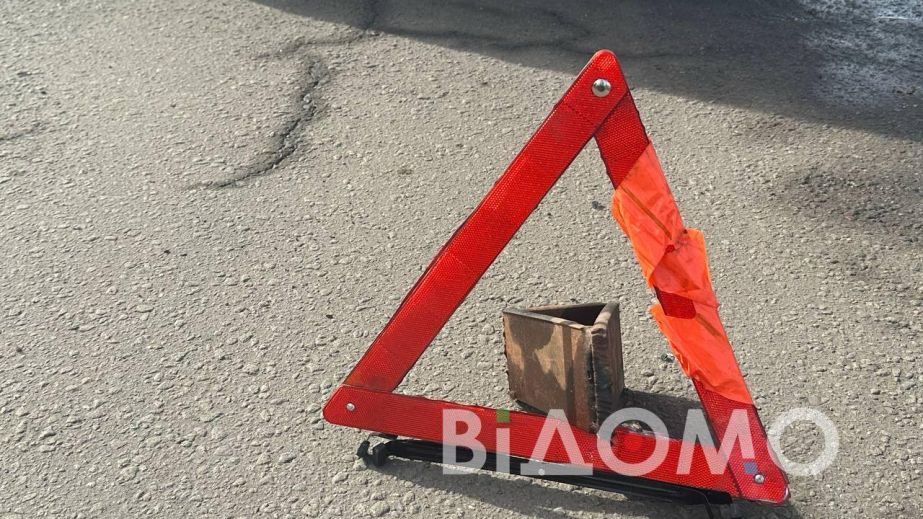 ДТП на проспекті Хмельницького у Дніпрі: мопед влетів у легковик …