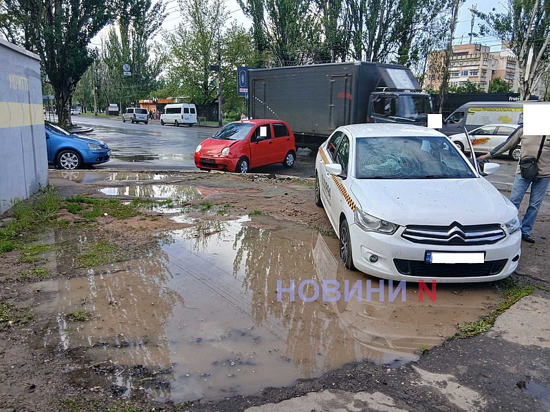 ДТП на проспекті у Миколаєві: Citroen вилетів з дороги