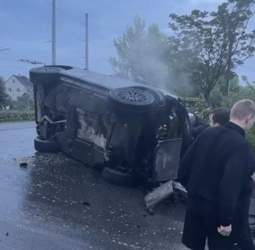 ДТП у Дніпрі: біля АЗС перекинулася автівка (ВІДЕО)