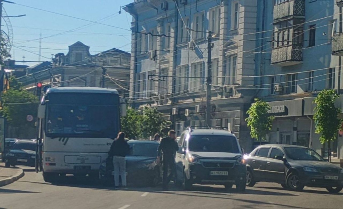 ДТП у Житомирі: на Великій Бердичівській зіткнулися рейсовий автобус та …