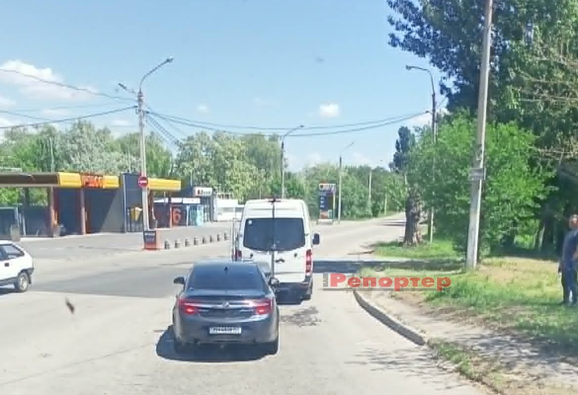 ДТП у Кам’янському: легковик “наздогнав” мікроавтобус