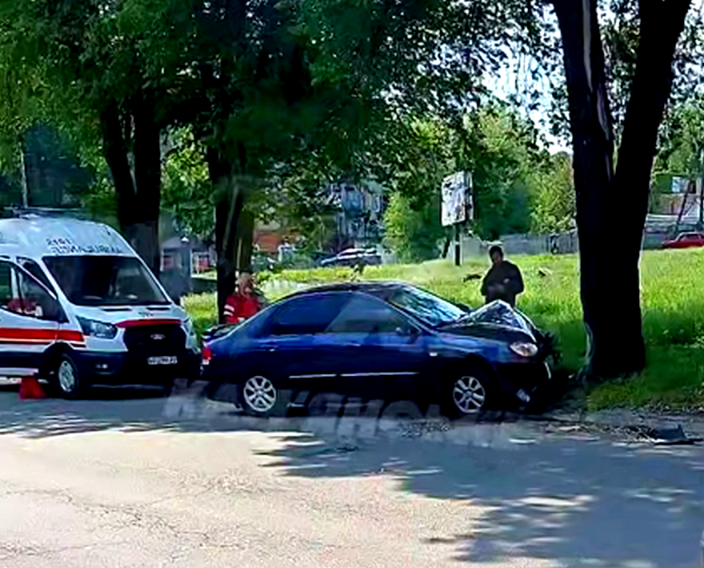 ДТП у Кам’янському: серед біла дня водій напідпитку врізався в …