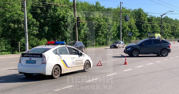 ДТП у Кривому Розі: на світлофорі зіткнулися "швидка" та позашляховик