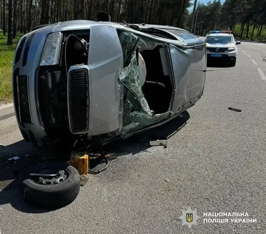Серйозна ДТП у Кропивницькому: автомобіль перекинувся на бік