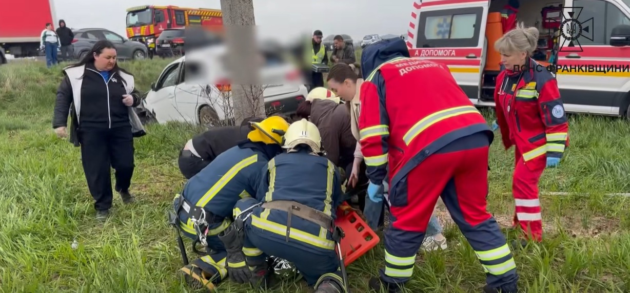 ДТП у Перерослі на Прикарпатті: авто злетіло в кювет, травмовані …