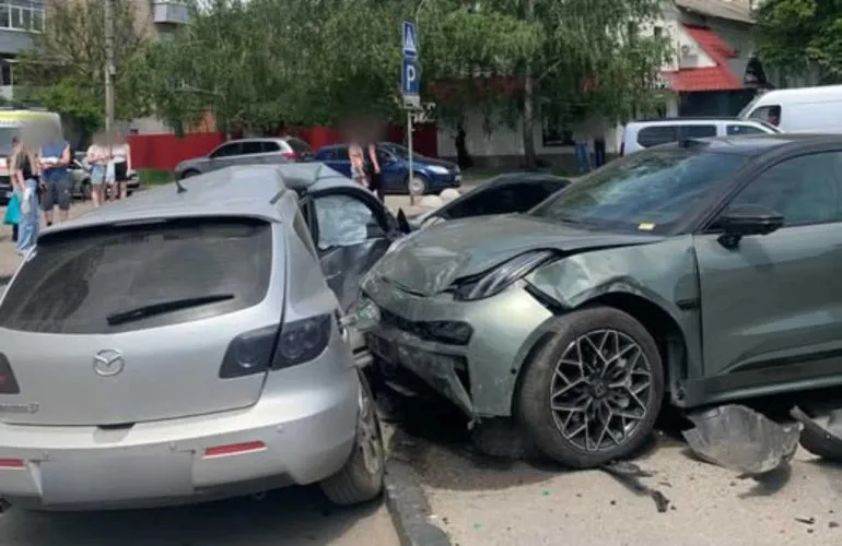 ДТП у Полтаві: Mazda не пропустила Zeekr на перехресті