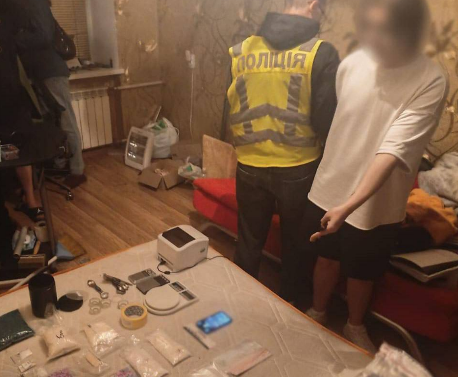 Бізнес у месенджері провалився: у Києві затримали хлопця з кілограмами …