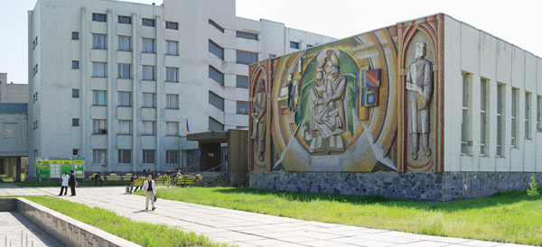 Два переїзди та тисячі випускників: Луганський державний медичний університет відзначив …