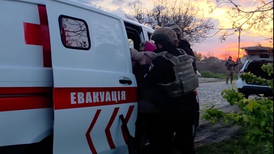 Чоловіка та жінку евакуювали з прифронтового Запорізького району