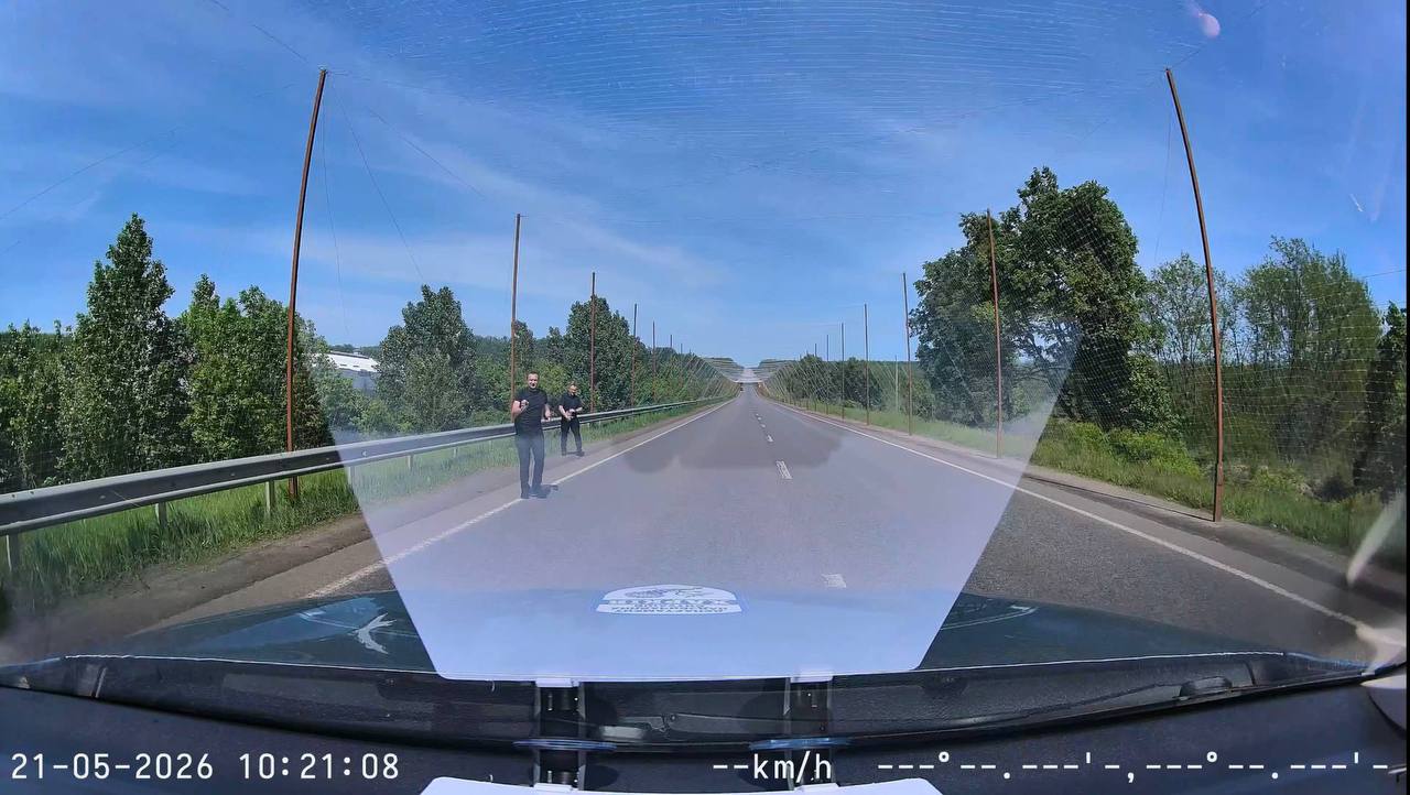 Двох поліцейський, автівку яких уразив FPV-дрон, евакуювали з кільцевої у …