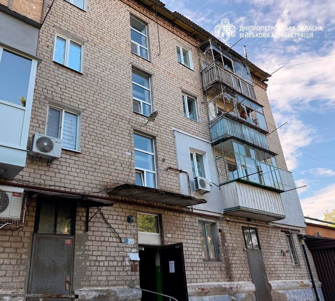 Двоє людей поранені: ворог майже 40 разів атакував Нікопольщину та …