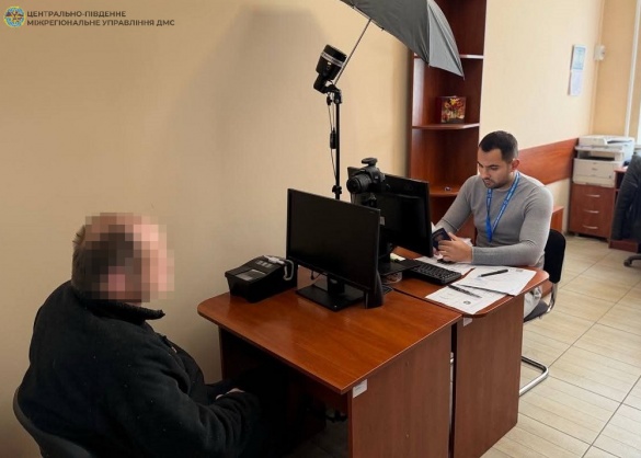 Двоє іноземців отримали місяць на виїзд з України через порушення …