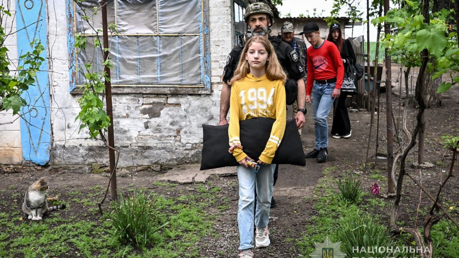 Дідуся з трьома онуками та матір із сином евакуювали на …