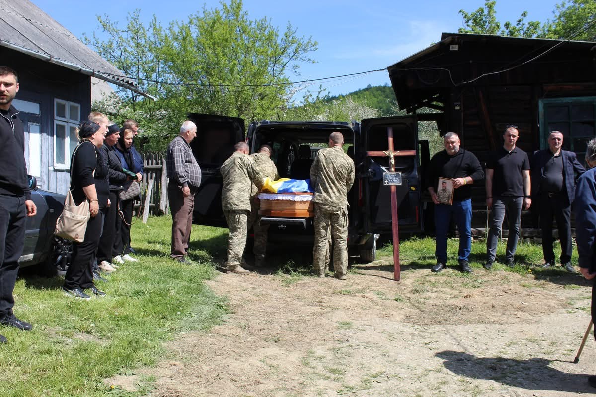 Делятинська громада навколішки зустріла полеглого Героя Василя Тащука