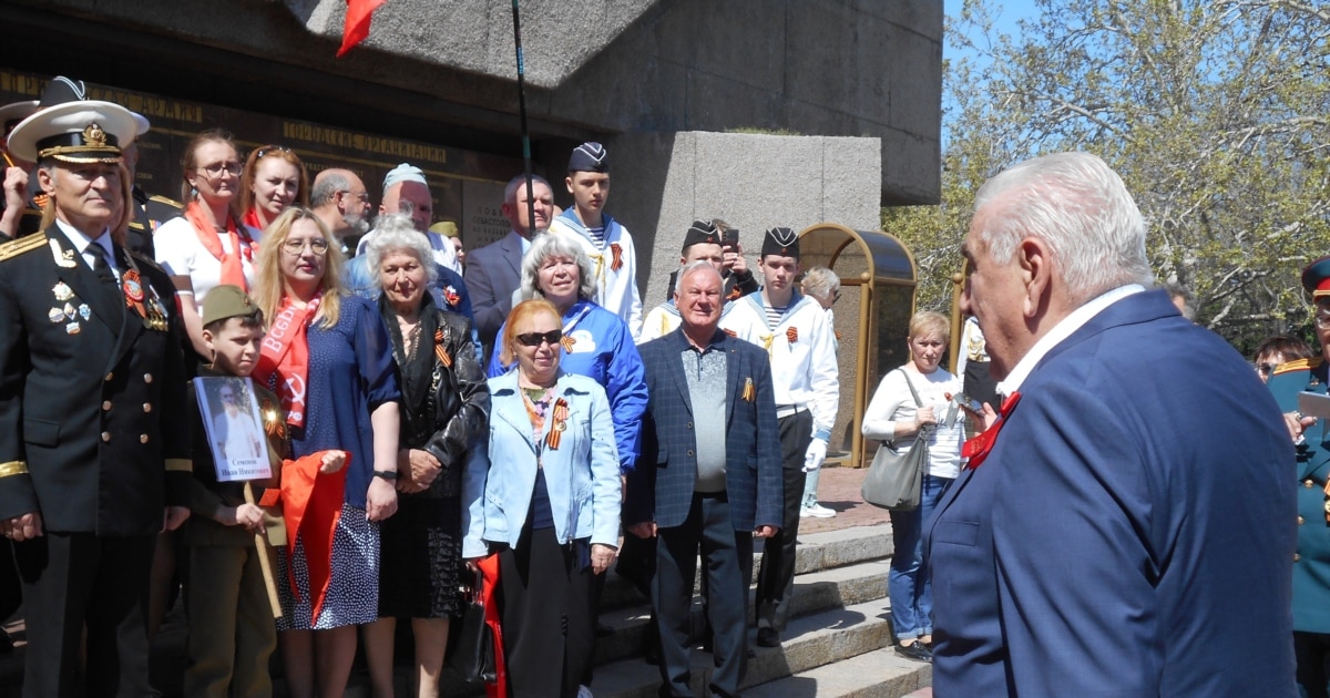 «День перемоги» у Севастополі: мітинг комуністів, автопробіг із прапорами імперії, …