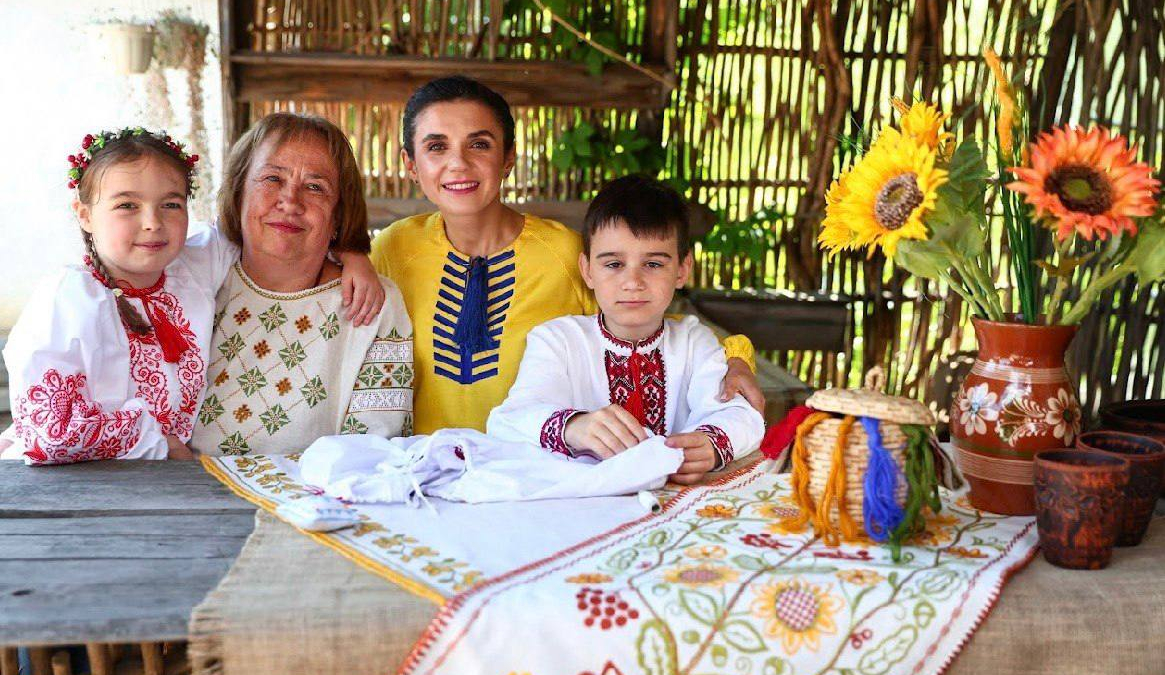 Десятирічний хлопчик із Запоріжжя вишиває сорочки та відроджує українські традиції