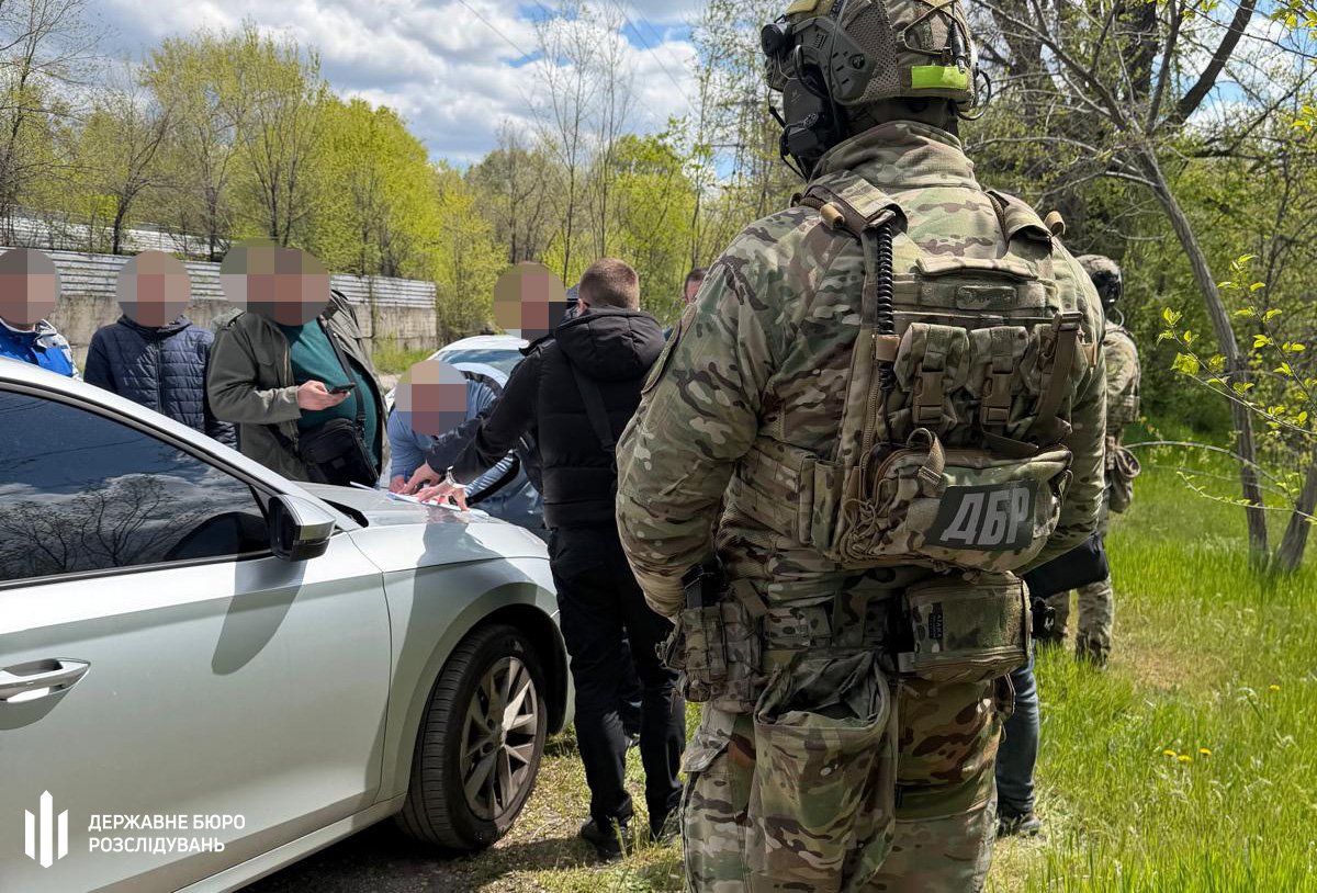 Десятки мільйонів «на родину» — ДБР повідомило про підозру топ-експравоохоронцю …