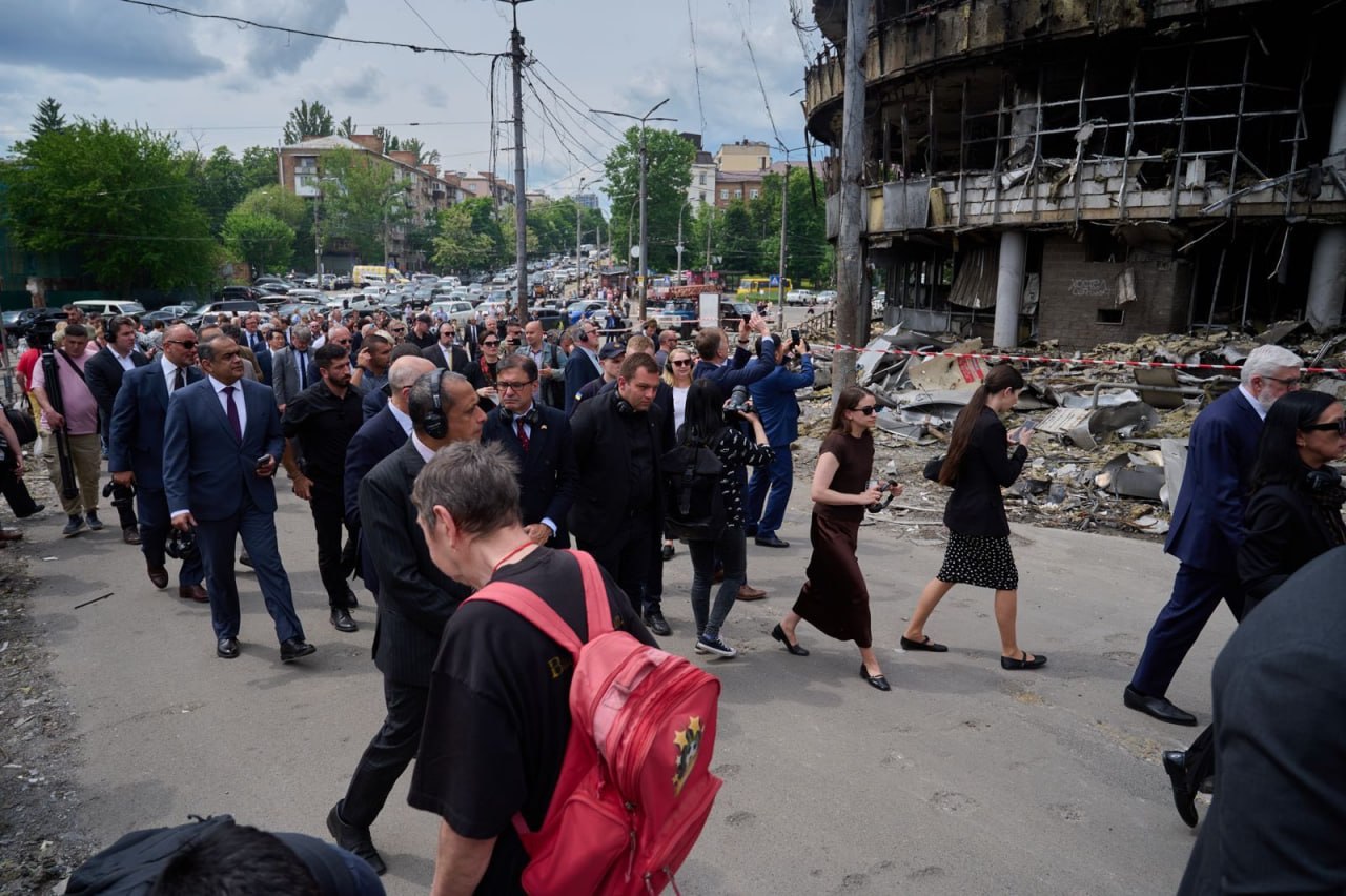 Дипломати понад 70 держав відвідали місце російського удару на Лукʼянівці …