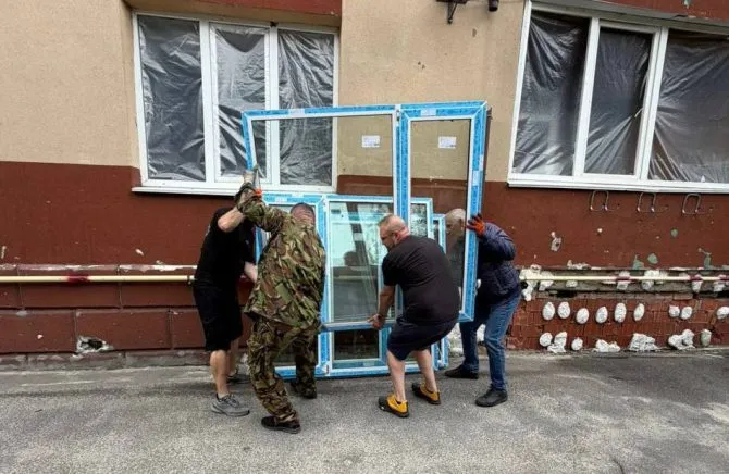 Для будинку, пошкодженого внаслідок російського обстрілу в Бучі, передали нові …