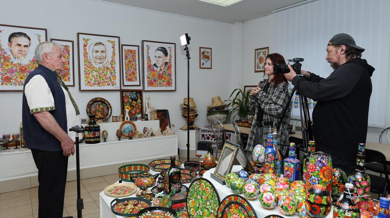 Дніпровські студенти проводять унікальне дослідження петриківського розпису в межах проєкту …