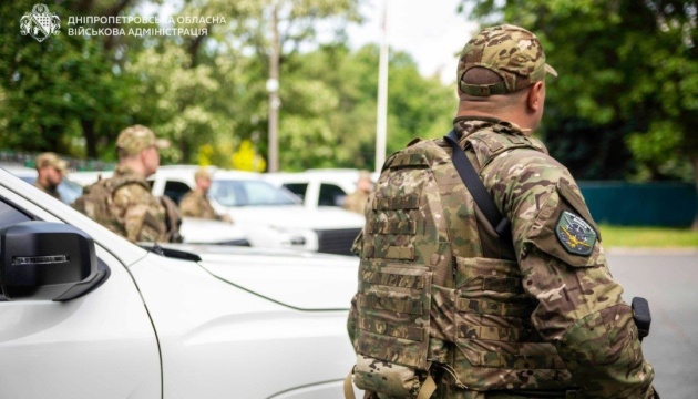Дніпропетровщина передала партію пікапів антидроновому загону поліції