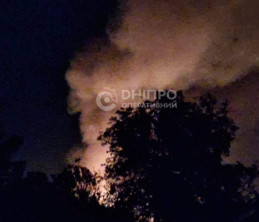 Дніпро під ударом дронів: вибухи, пожежі й загроза повторної атаки