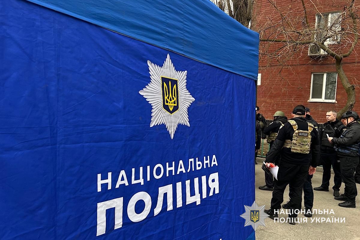 Дніпро після ворожої атаки: поліція документує наслідки та допомагає постраждалим