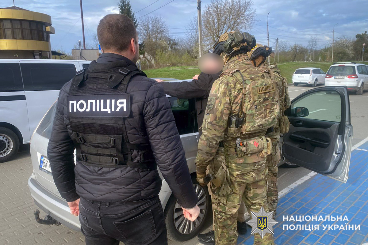 «Допомагав» із військовим обліком за $6 тисяч: на Хмельниччині затримали …