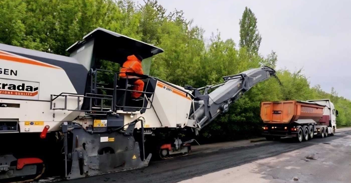 Дорожники працюють без вихідних: де на Вінниччині саме зараз кладуть …