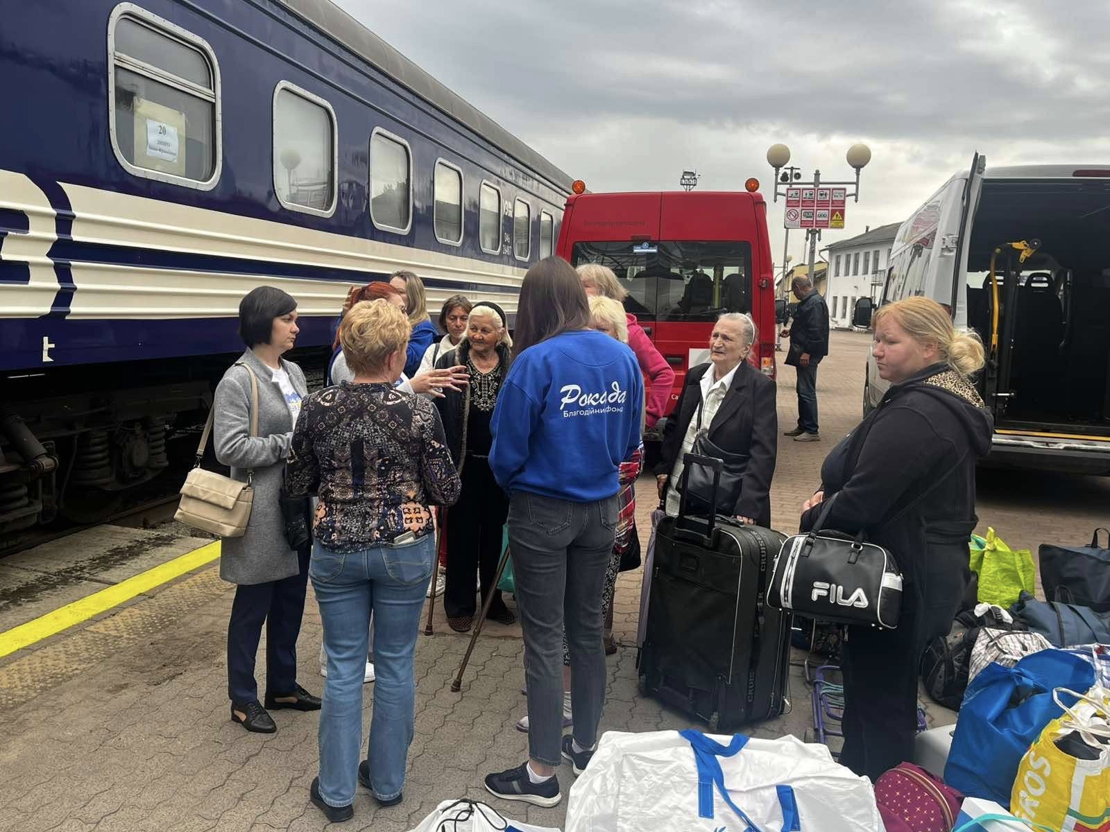До Івано-Франківська евакуювали 19 людей з Донеччини та Дніпропетровщини (ФОТО)