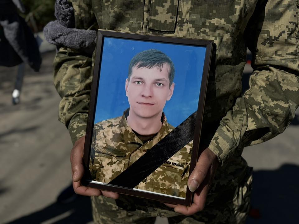 До батьківського дому на щиті: Гніванська громада попрощалася із Героєм …