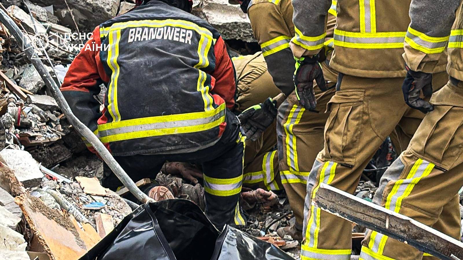 До 12 зросла кількість загиблих внаслідок російського удару по Києву, …