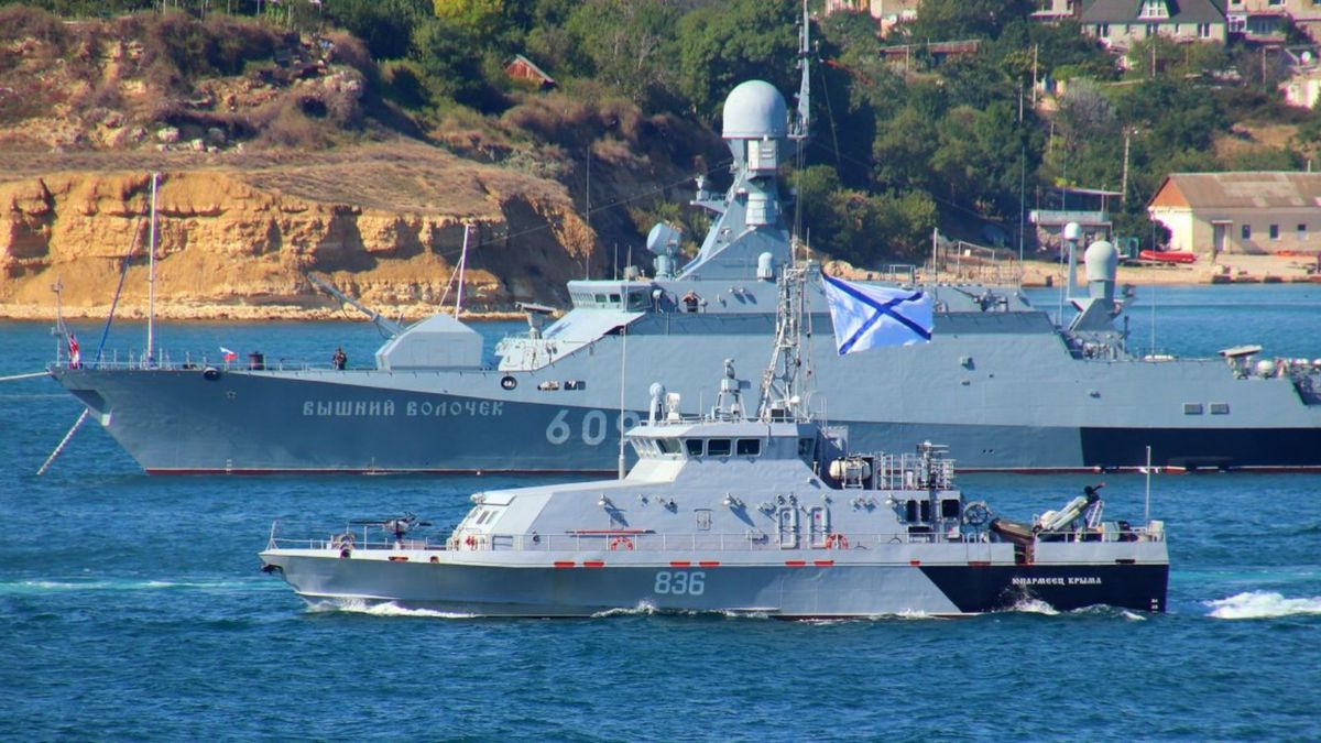 Дрони прорвали оборону Керченського мосту: Росія втратила важливі 30-метрові катери