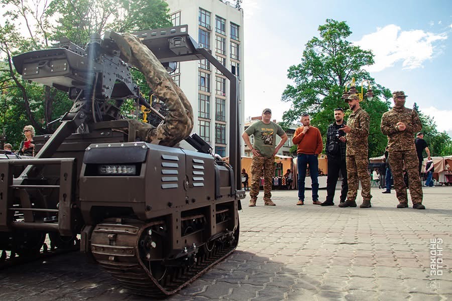 Дрони, роботи і службові собаки: 50 полк Нацгвардії вразив франківців …