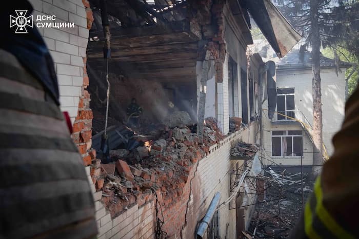 Дронова атака на дитячий садок у Сумах: двоє жінок загинули, …