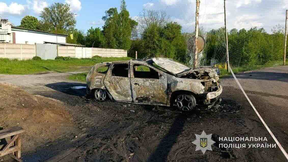 Дрон РФ спалив поліцейське авто в Путивлі: патрульні ледве встигли …