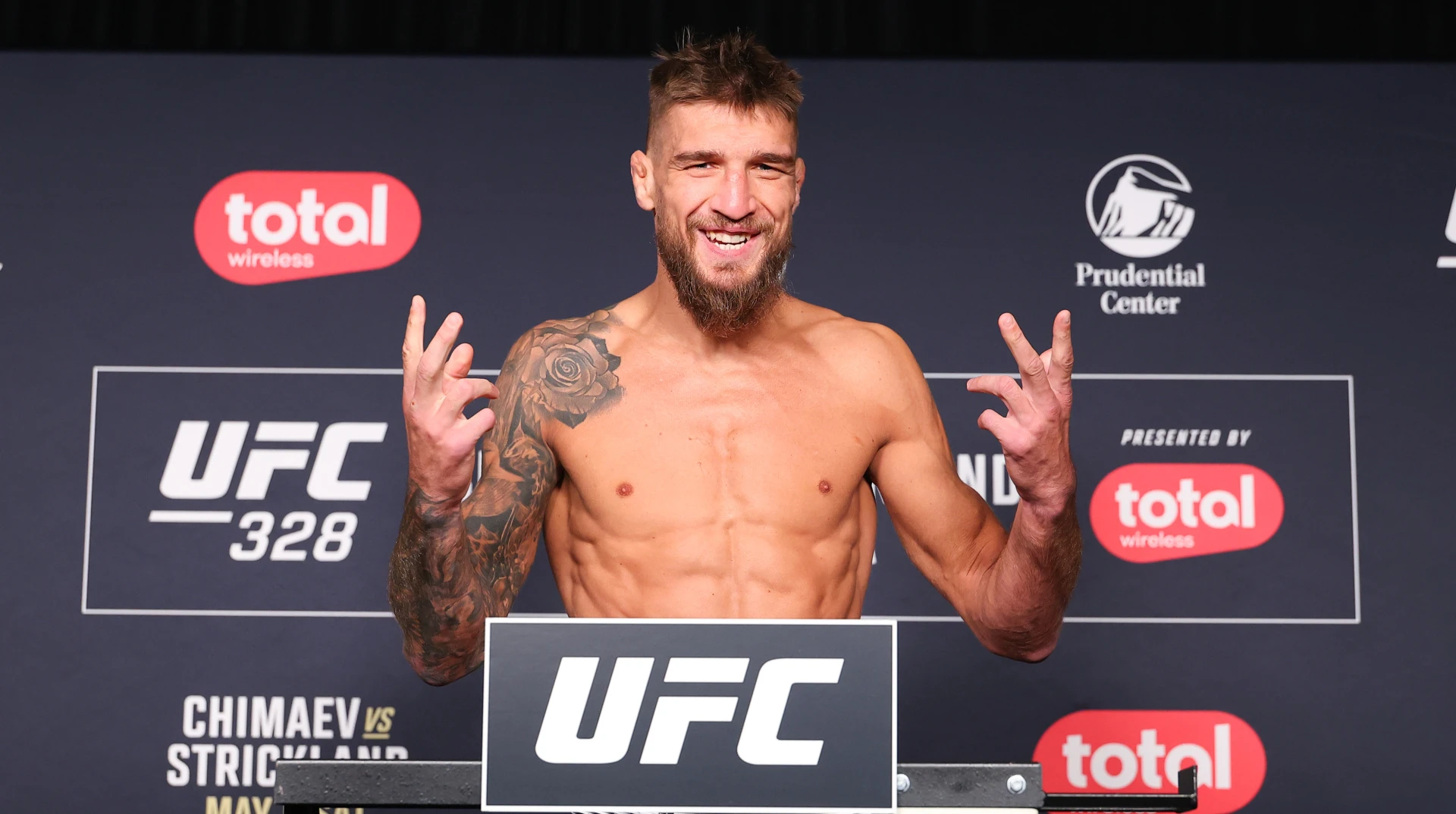 Друга легка перемога в UFC: Амосов у домінантному стилі здолав Альвареса